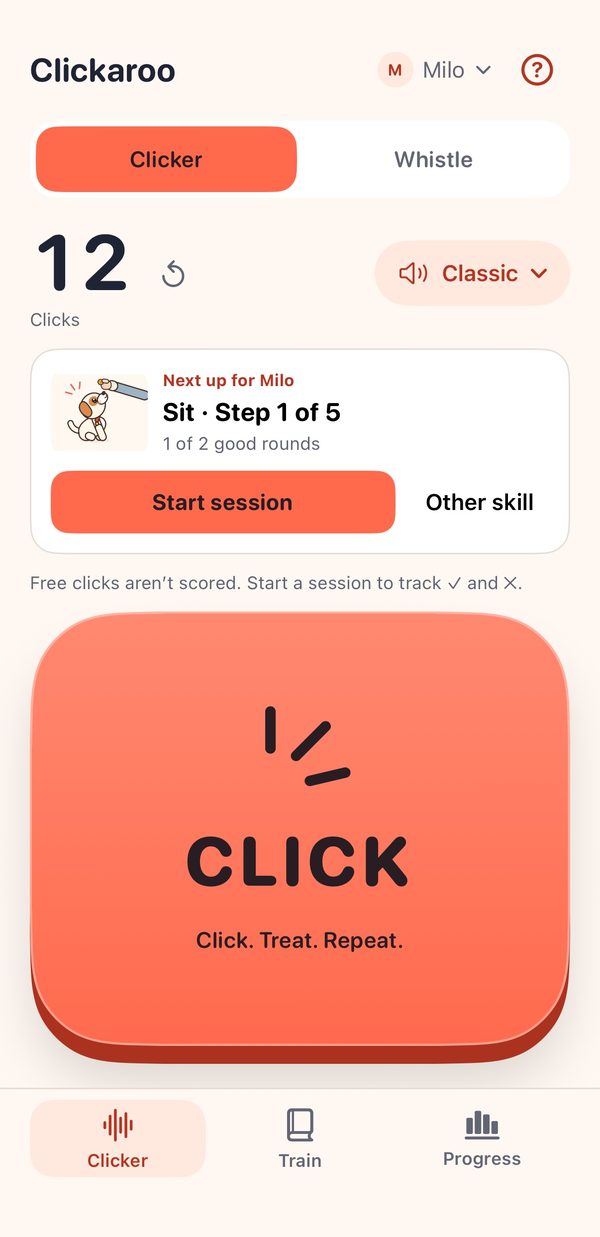 Clickaroo 首页：一个大大的响片按钮，以及「坐下」第 1 步（共 5 步）的下一步卡片