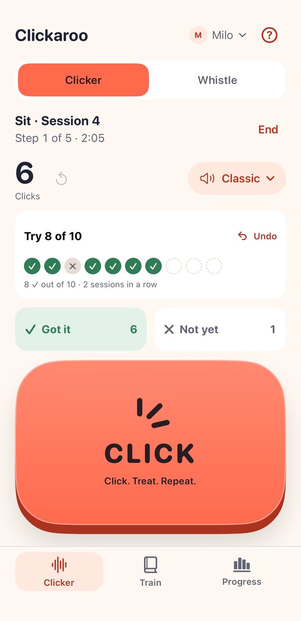 「坐下」的一次训练：第 8 次，共 10 次，6 次做到、1 次没做到，响片上方有「做到了」和「还没」两个大按钮